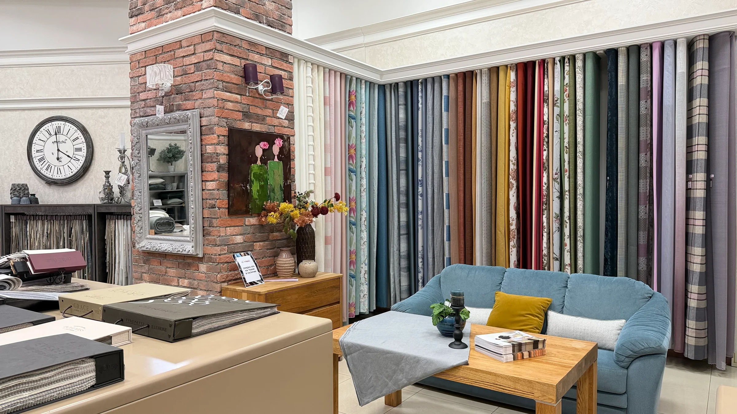 Салон Le Fabric: образцы тканей и голубой диван